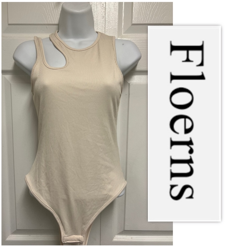 Floerns Creme Asymmetrical Neck Sleeveless Rib Knit Bodysuit Top